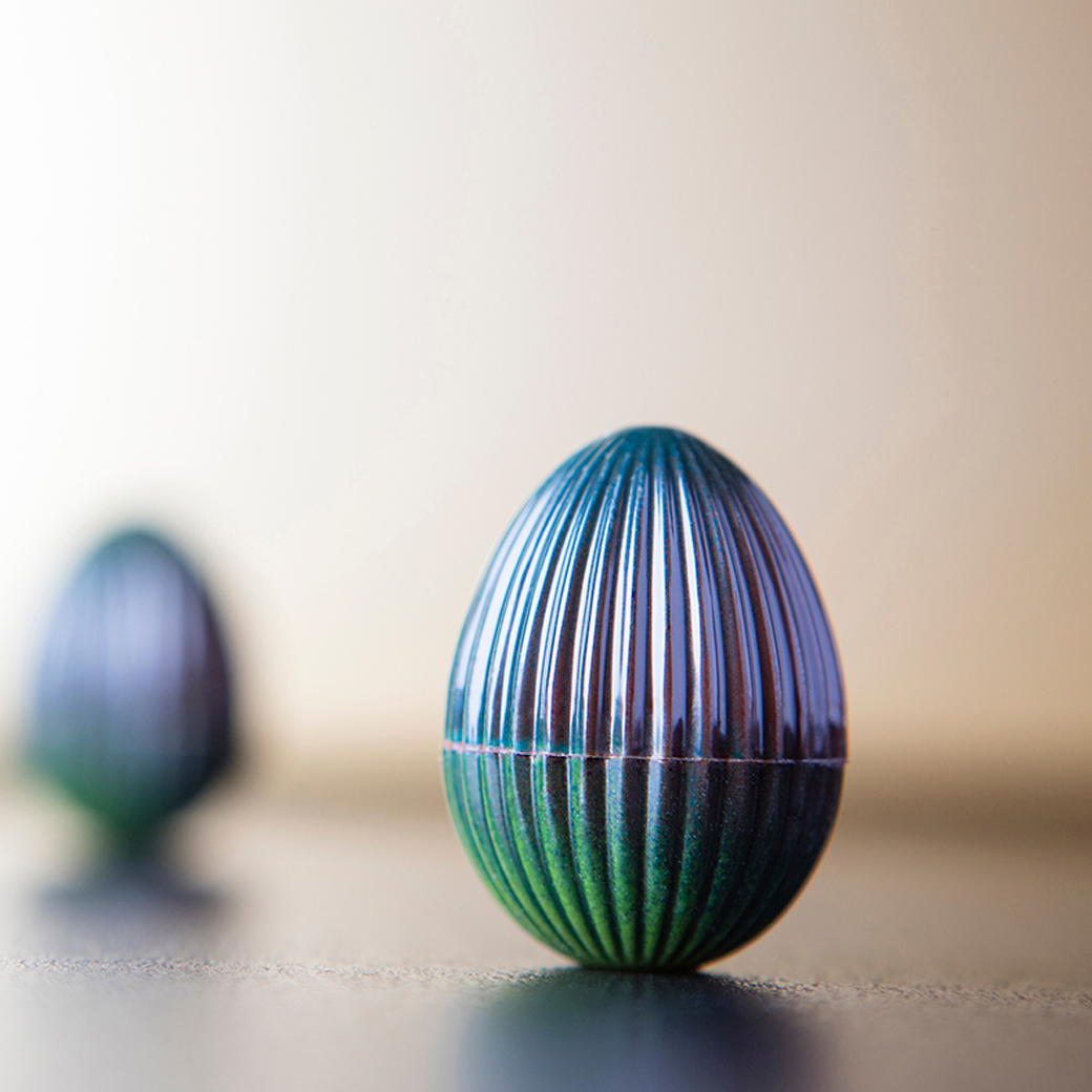 CHOCOLATE EGG MOLD WITH PLEATED TOP